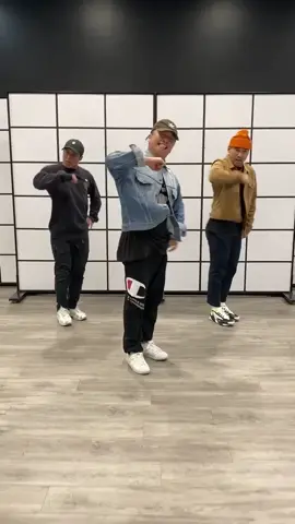 Quick lil warmup combo at the office 😎✌🏼 w/ @mikeosong @vinhkinjaz @bam_martin #kinjaz #dance #choreography