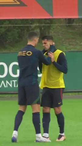Cristiano Ronaldo y Joao Cancelo protagonizaron un momento 