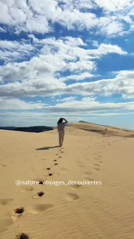 Faire le tour du monde sans quitter la France💙🤍♥️ ✨Bienvenue dans notre desert français : la célèbre dune du Pilat 😍 ✨Cela faisait quelques temps que j'avais envie d'y retourner ! Ce fut un passage furtif car peu de temps devant nous, beaucoup de vent mais le sable était bien chaud ! Très agréable pour marcher pieds nu en cette saison ! ✨La vue est incroyable et les couchers de soleils sont divins ✨Seule ombre au tableau : les restes de l'incendie ravageur de l'été dernier ... le paysage a bien souffert en contre bas de la dune, c'est assez impressionnant 😢 #dunedupilat #arcachon #desert #dune #faireletourdumondesansquitterlafrance #desertfrancais #girondetourisme #gironde_tourisme #gironde #bordeaux #bordeauxmaville #testedebuch