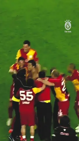 TARİHTE BUGÜN | 12 Mayıs 2012 🔙 📍Kadıköy Şükrü Saracoğlu Stadyumu ⛷ 🏆 Normal sezonu 9 puan farkla lider bitiren Galatasarayımız, puan farkı ikiye bölünerek oynatılan Süper Final'i de kazanarak bir sezonda iki kere şampiyon oldu! 💛❤️ #İkiKereŞampiyon 🏆🌃  #MayıslarBizimdir 🦁 #Galatasaray