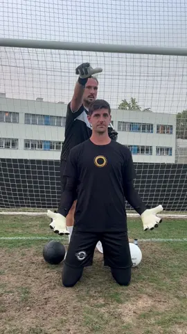 Reaction drill w/ @Thibaut Courtois 🧤🔥 wait for it…🤪 #goalkeeper #goalkeepertraining #goalie #thibautcourtois #realmadrid 