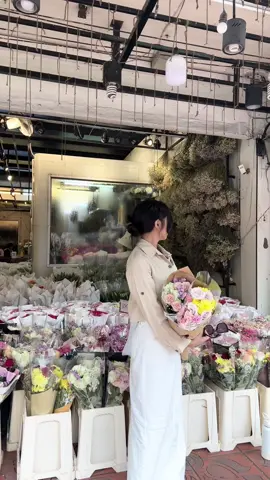 The day my husband surprised me with a flower market visit in Bangkok 🌸 She clearly loves flowers 🤍 #bangkok #thailand #must visit places in bangkok 