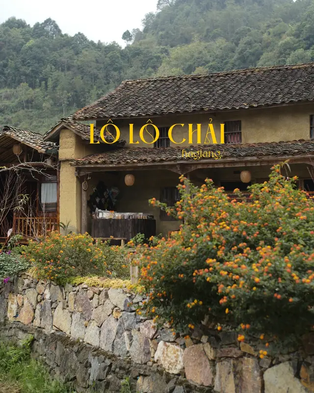 Mình tự nhận là mình đã được đi rất nhiều nơi nhưng Lô Lô Chải có lẽ là nơi đầu tiên cho mình thấy cảm giác thân thiện và mọi người rất hoà đồng. Là một địa điểm du lịch nhưng phải khen rằng chính quyền địa phương ở đây làm rất tốt. Đồng bộ nhất quán về nhà cửa, màu sắc và giữ được bản sắc văn hoá chứ không bị hổ lốn như Sapa hay một số nơi khác. Đặc biệt là người dân ở đây rất đoàn kết và giúp đỡ nhau, ở cuối bài là cả làng tập trung giúp đỡ một nhà lợp mái. Mọi người nhiệt tình tới nỗi mà lúc mình check out chị chủ homestay còn bảo: 