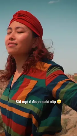 Mỗi lần xem là mỗi lần cười. Rút kinh nghiệm là có làm gì cũng phải nhìn đường. Xém thì té xuống đoạn tường thành khá cao. Cảnh này quay tại pháo đài Nahargrah, thành phố Jaipur, Ấn Độ #halala #indiantiktok #nahargrahfort #learnontiktok 