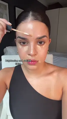 NARS Radiant Creamy Concealer sizce neden Amerika’nın 1 numaralı kapatıcısı? 😍  🌟Cildi nemli ve sağlıklı gösterir.  🌟Radyant bitişli olduğundan yorgunluk belirtilerini de azaltır.  🌟Cildinizle aynı ton ya da bir ton açık rengini yüzünüzün aydınlık, berrak ve taze göstermek istediğiniz yerlerine uygulayabilirsiniz.  🌟Kat kat uygulasanız bile çizgilerde birikmeye, ciltte ise kurumaya sebep olmadığı gözlenmiştir. 