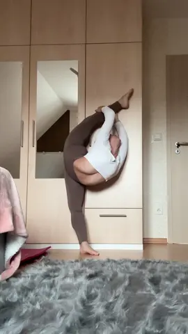 DAY 15/300 🩷 #foryou #gymnastics #gymnast #goal #stretching #split #needle 