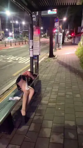 여기서 자면 안돼요…😪😴#길거리 #노숙 #버스정류장 #일본인 #추천 