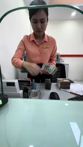 Đi rút tiền mà k gọi trước cái mặt e nó nhăn quá 🤣🤣🤣#nganhangshb #shb 