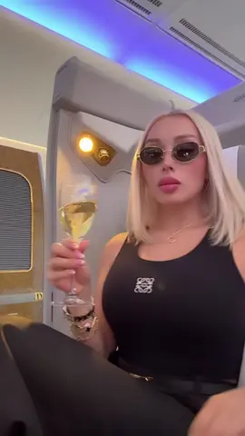 Te invito a vivir esta increíble experiencia junto a mi Volando a Dubai en Primera Clase!✈️✨🙏🏻 #Dubai #Paris #firstclass #flight #blessed #luxury #travel #foryou #hermes 