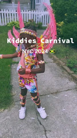 My mommy let me get the fetahers guys 🥰🥰....Kiddies Carnival was so much fun eith my family and bestie!! 🗽 