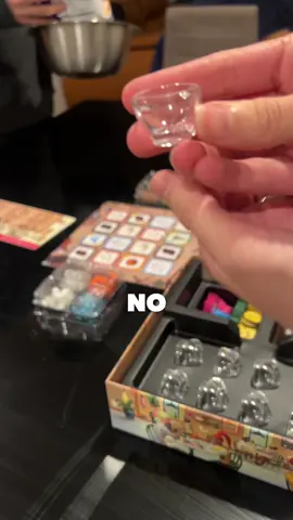 Coffee Rush: Este juego de mesa es de tener tu propia cafetería 🧚🏻‍♀️. Pero tus amigos copiones abrieron también las suyas en la misma calle 👊🏻. Y ahora todos tienen que competir por la mejor cafetería y los ingredientes, de los juegos más estresantes que he jugado aunque parezca sencillo y cozy 😂🎀. #tablegames #GamerGirl 