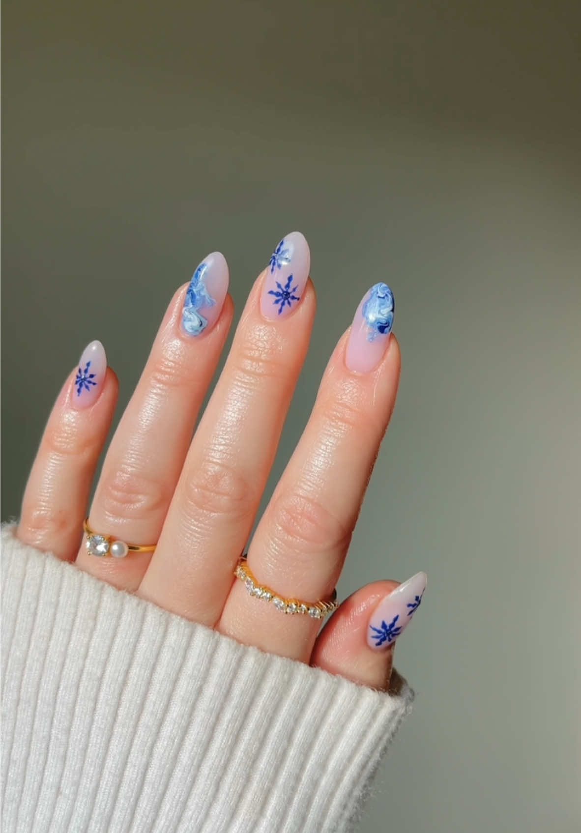 snowflake nail inspo ❄️🌨️ details below 👇🏻  @BeetlesGelPolish is having a Black Friday Sale: Up to 70% off. (limited 11/21-12/02) This is such a great kit, it really has everything you need. Beetles 32 Colors Seasonal Symphony Gel Polish Set and it comes with a total of 55 items.  The link will be attached to this video 🤍 Ad #beetlesgelpolish #BeetlesGiftSpree #beetlesgelx #christmasnails #winternails