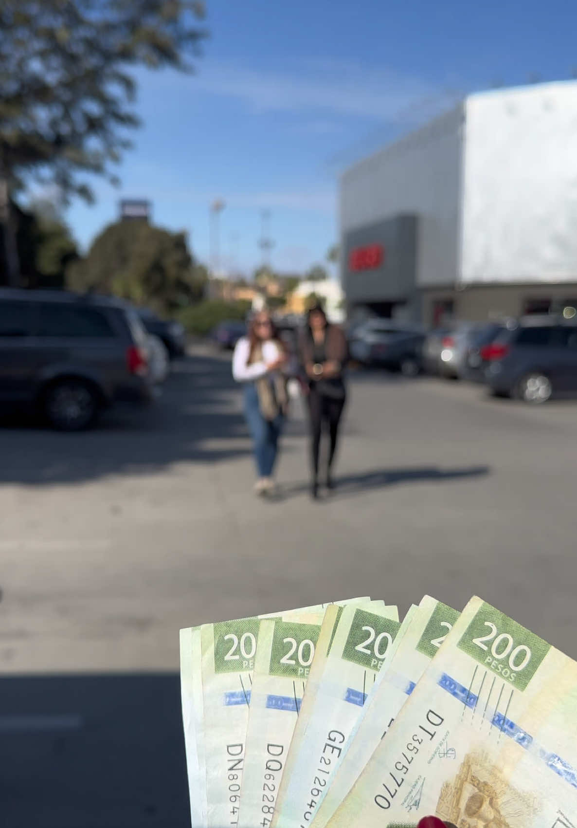 La que consiga más dinero gana   Parte 1  #valentinapaz #reel #viral ##video##unacolombianaenmexico