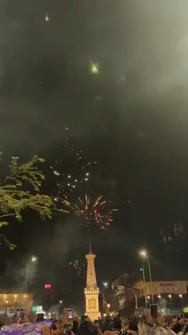 this trip ended with a happy new year from yogya!✨🥂 #euforia2025 #recap2024 #serunyaliburan #euforia2025 #ekspresikan2024 