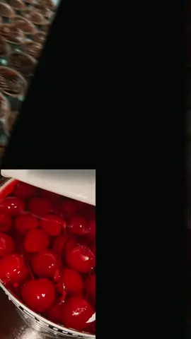 Copinhos de chocolate recheado de brigadeiro gourmet com cereja 🍒  #docesfinos #viral_video #fyppp 