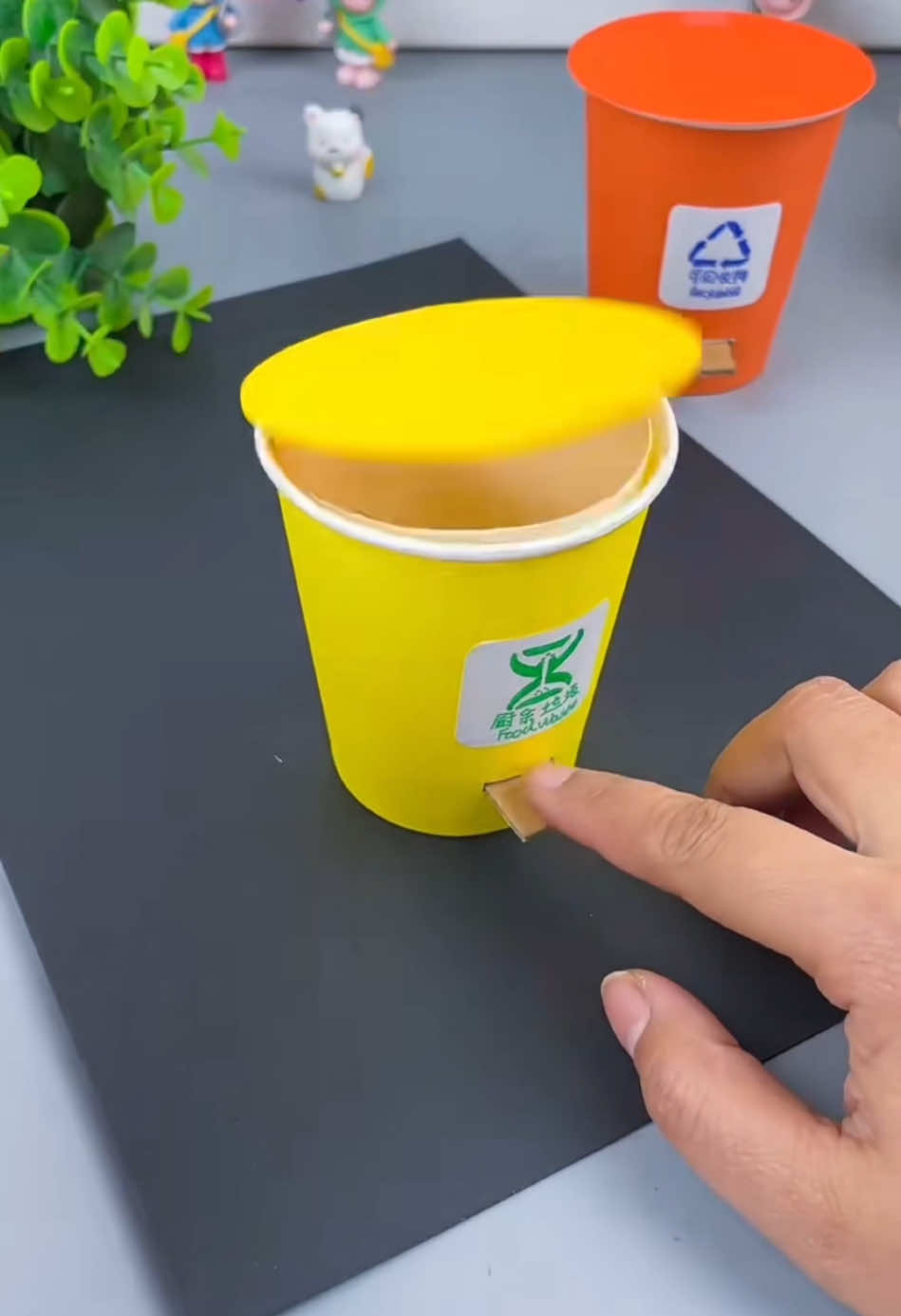 It's so fun to make a mini desktop trash can with paper cups for children #DIY #diyproject #dontthrowaway #papercup #fypシ゚ 