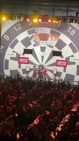 Adrian „The Jackpot“ Lewis und Stephen „The Bullet“ Bunting singen Live „Angels“ von Robbie Williams bei der Gude Darts Open in Frankfurt #adrianlewis #stephenbunting #darts #gudedartsopen #robbiewilliams #fy #fyp #dartsopen 