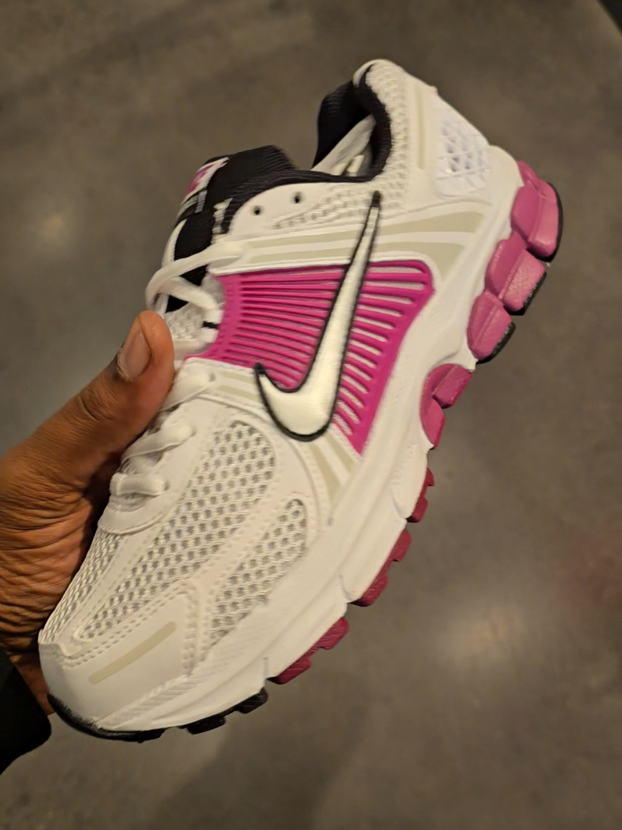 Only a few pairs left on the #tiktokshop with #freeshipping Click on the #shoppingcart and see if your size is still available on the #tiktokshop #vomero5 #springtok #tiktokshopcreatorpicks 