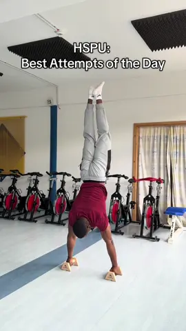 these were my 2 best attempts out of like 20😭 but I’m definitely proud of the progress today🦾🚀 #calisthenics #fyp #handstandpushup #hspu 