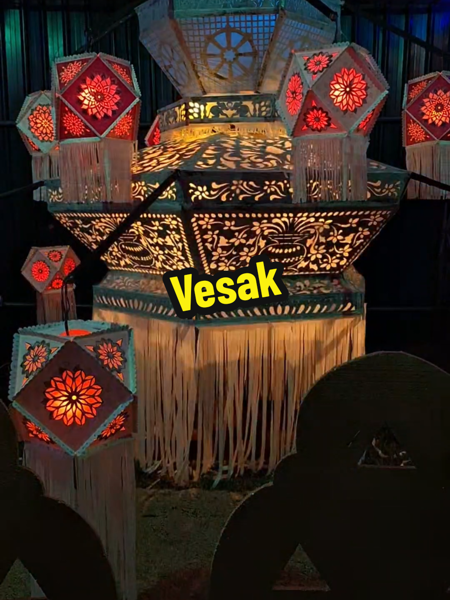 We worshiped sacred Somawathiya temple on this Vesak.  #vesakcelebration #vesaklanterns #vesak #srilanka #hotzy #life #budda #buddhism 