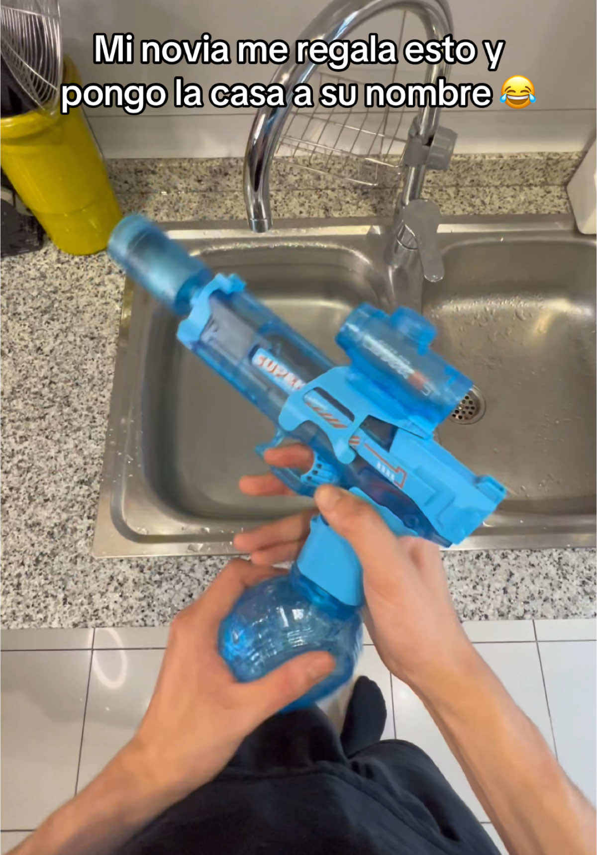 Etiquétala para que te regale una a ti también 😏 #verano #pistoladeagua #divertido #diversion #watergun #juguetes Está es la mejor pistola de agua de todo tiktok, nadie se aburre este verano, perfecta para jugar con amigos o familiares estas vacaciones de verano, apta tanto para niños como adultos, a quien mojarás primero? 