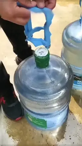 Sa multifunctional na bucket lifter na ito, napakaginhawang magbuhat ng malaking balde ng tubig.