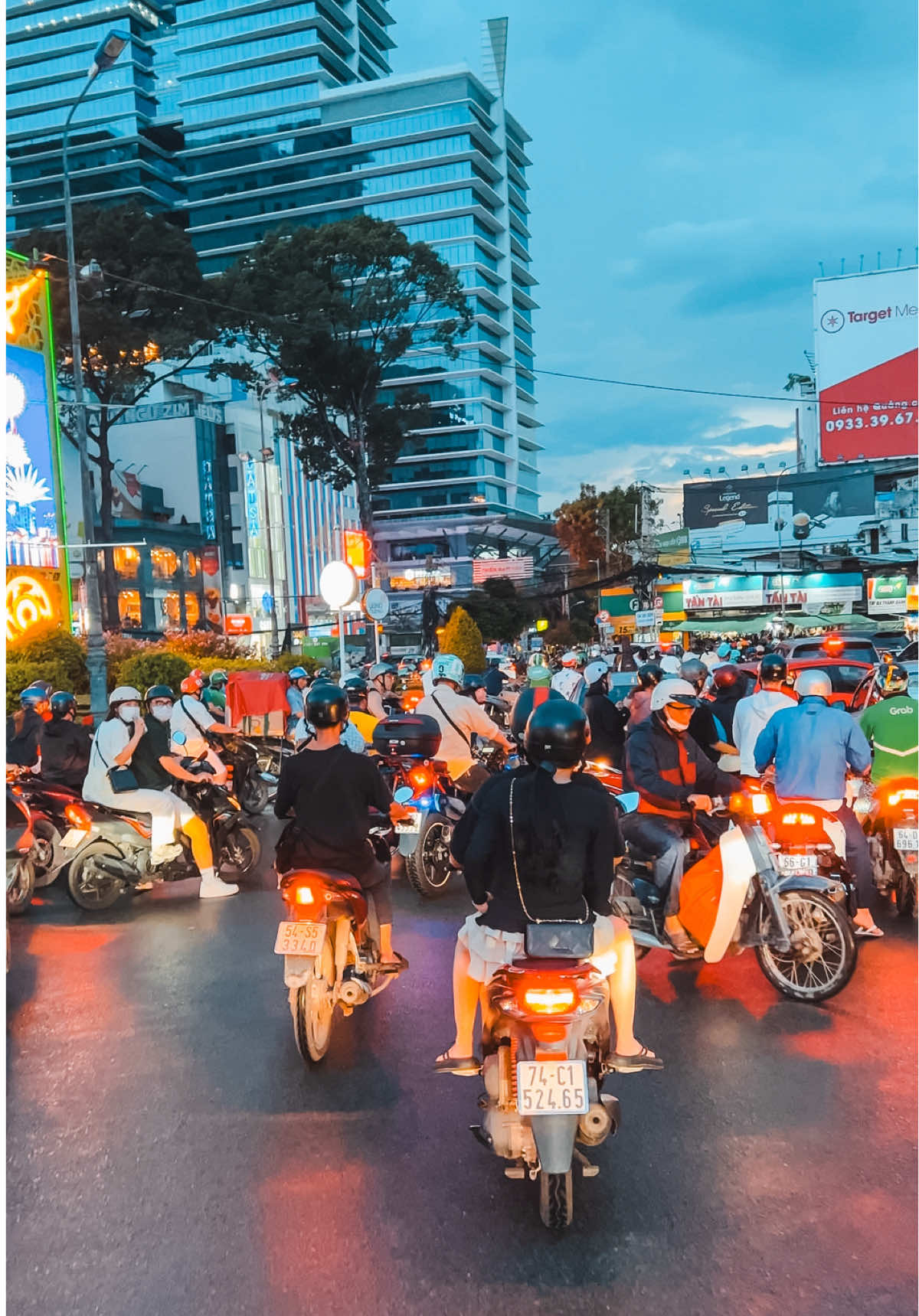 If it's your first time riding a motorbike in Vietnam, going through roundabouts can be a real nightmare. 😭 📍Ho Chi Minh City, Vietnam. 👉🏻 Follow me for more beautiful moments of Vietnam 🇻🇳 ___________________ #traffic #vietnamtraffic #funnyvietnam #saigon #hochiminhcity #vietnamtrip #visitvietnam #vietnamtravel #vietnam 