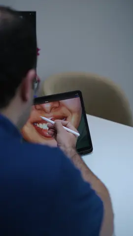دكتور إسلام وهو بيرسم ملامح الابتسامة المثالية 😍🦷 علشان ابتسامتك تطلع شبهك وبتعبر عنك ❤️ #dentalclinic #dentalimplants #orthodontics #cosmeticdentistry #dentist #Cosmeticdentistry