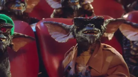 Gremlins (1984) ™ & ©Warner Bros. Entertainment Inc. All Rights Reserved. Gremlins enjoying Snow White & The Seven Dwarfs (1937) in the Kingston Falls Cinema. #gremlins #gizmo #mogwai #warnerbros #amblin #joedante #billypeltzer #zachgalligan #gremlinscollection #chriswalas #chriscolumbus #gremlinsstripe #peltzer #80s #1984 #jerrygoldsmith #stevenspielberg #christmas #christmasmovies #gremlinsmovie #francisleemccain #phoebecates #stopmotion #pollyholliday #animatronicos #dorrystavern #snowwhiteandthesevendwarfs #snowwhite 
