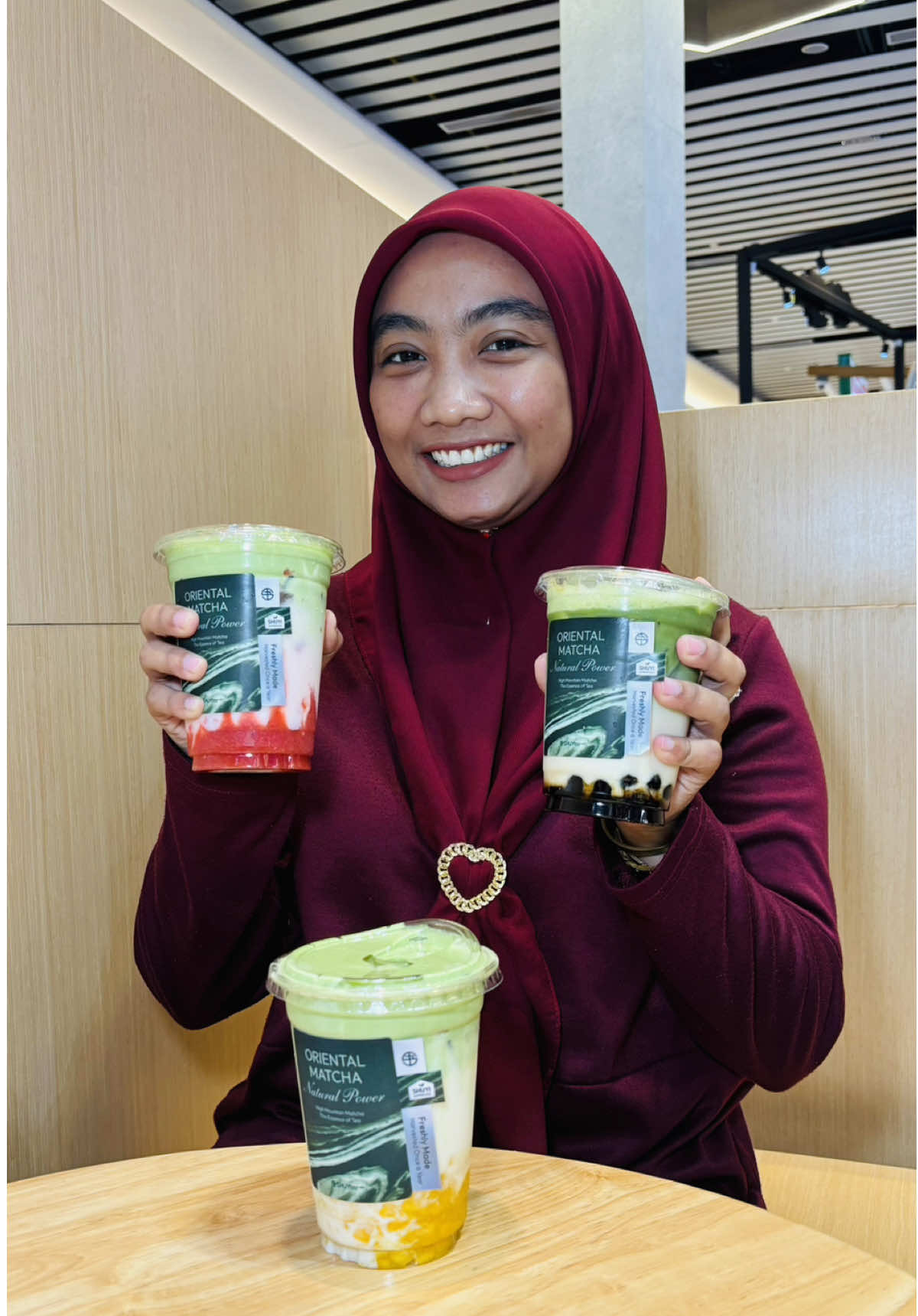 Masuk je Shu Yi Pavilion Bukit Jalil, bau matcha dia terus buat mama senyum 😍🍵 Mama try semua 3 menu baru matcha ni: 🧋 Matcha Boba Milk – creamy & boba lembut 🍃 Matcha Guava – cheese foam + jus guava yang segar 🥭 Matcha Coconut Milk Green Tea – ada coconut milk & isi mangga kat bawah tu! Semua minuman guna: 🧀 Susu premium dari New Zealand – lemak & smooth 🍵 1000 mesh matcha powder – super halus, bau dia ada hint seaweed gitu! Dan yang best sangat… macam biasa, half cup penuh isi! 😍 📅 25–27 Julai je! Ada Buy 1 Free 1 untuk semua matcha drinks 💚 📍Wajib singgah dekat Pavilion Bukit Jalil, TRX, Pavilion KL, Sunway Pyramid atau KK Imago! #shuyimatcha #shuyimatchaseries #shuyimalaysia #matchalovers #klfoodie #halalfoodie #pavilionbukitjalil #fypmalaysia #minumanviral #viraldrink #cafemalaysia #drinkreview #matchacheesefoam #tiktokmakan #foryoupage 