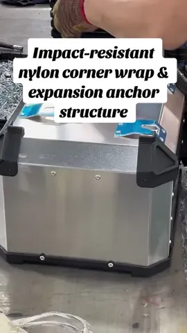 Precision assembled nylon impact-resistant corners, combined with expansion anchoring technology to lock the four corners#aluminumtopbox #topboxformotorcycle #motocycletopboxaccessories #factory #motorbike #biker #manufacturer #tailbox #fyp #supplier #moto #top #aluminumalloy #factorywork #handwork #custombox #yamaha #bikelife #biketok #motolife 