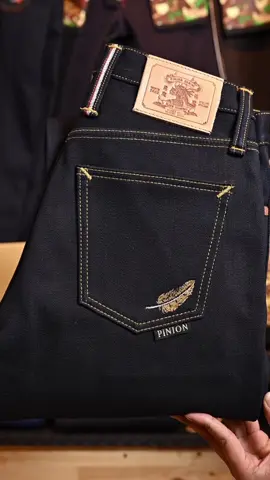 Pinion Denim 24oz BY Okayama Denim New   รีวิวคลิป อสูรน้ำตาลเข้ม  Indigo X dark brown 24oz ) Produced ผลิตออกมาเพียง150ตัว  pieces, 3 kings edge, indigo fade เฟดฟ้า  ( JAPAN RED  SELVEDGE  ) รุ่น Limited Edition แรงบันดาลใจจากการย้อมครามและเราได้เพิ่มโครงสร้างการย้อมแกนกลางเส้นด้ายสี ฟ้า  อย่างสมบูรณ์ โดยเริ่มต้นจากเนื้อผ้า เราได้เลือกใช้ยีนส์ดิบญี่ปุ่น สั่งทอพิเศษ ปรับโครงสร้างเส้นด้ายให้มีความหนา24 oz ปรับให้แน่นหลังผ้าสีน้ำตาล   ตัดกับสีของผ้าด้านหน้าเป็นสี Dark lndigo จะทำให้เห็นรอย Fade ชัดเจนและดูมีมิติ โดยผ้ารุ่นนี้ผ่านกระบวนการ Sanforized เผื่อให้ผ้าได้หดตัวสูงสุด ส่วนเส้นใยฝ้ายของผ้าชนิดนี้ เป็นเส้นใยที่มีความเหนียวแน่นและคงทนต่อการใช้งานในระยะเวลาที่ยาวนาน เส้นด้ายเมื่อสัมผัสหรือถูกับสิ่งใดจะเกิดปฏิกิริยาให้เป็นรอยเฟดได้อย่าเห็นได้ชัดเจน ในรุ่นนี้เราได้ทำการออกแบบป้ายหนังให้มีสัญลักษณ์ ปีศาจ อสูร  ประทับบนหนังวัวอิตาลี ที่มีความหนาถึง 3.5-4 มม. สีฟอกฝาดธรรมชาติ หูร้อยเข็มขัดกลางหลัง พับโชว์ริมทองแดงดิ้นเงิน ริม3กษัตริย์ เพื่อแสดงเอกลัษณ์ของผ้ารุ่นนี้ โดยรุ่นนี้ลายปัก ขนนก Pinion กระเป๋าหลัง เราได้ปักด้วยเส้นด้ายวินเทจ  ถัดมาในส่วนของด้านหน้า ยังคงความเป็นแบรนด์เราเช่นเคย แต่เพิ่มความพิเศษของรุ่นนี้ลงไป ในช่องกระเป๋าลับพับโชว์ริม ตอก Rivet สีทองแดง ในส่วนของกระดุมนั้น เลือกใช้วัสดุ พรีเมี่ยมที่สุด โดยตัวกระดุม เป็นทองเหลือ  100% ขาคู่ล็อคอย่างแน่นหนา Rivet ปั้มรูปขนนก เราได้เลือกใช้เป็นทองเหลือง แท้100% เช่นเดียวกันกับสีของกระดุม ขาของ Rivet ปั้นโลโก้ขนนก ได้ใช้เนื้อทองแดงแท้ตอกลงไป ถัดมาในส่วนด้านในกันบ้าง ผ้าซับด้านในเป็นผ้าฝ้าย Cotton 100% สีดำ ซับกลางหลังปักลายขนนกเฉพาะรุ่นนี้ ส่วนลายผ้าซับกระเป๋า ทาง Pinion ได้สกรีนลายของรุ่นนี้ที่แสดงออกถึงเรื่องราว  ของอสูร ลงไป จะให้อารมณ์ในการเฟด หลังจากที่ lndigo หลุดออก ร่องรอยเฟดจะออกมาเป็นสีฟ้า  รังกระดุมได้ใช้สีดำตัดกับแดง  และเราได้ใช้ จักรพิเศษ จาก USA ที่มีอายุนานมากได้นำมา โผ้งด้านข้างรังกระดุมเป็นรูปก้นหอย ให้อารมณ์แปลกตาไปอีกแบบ แต่ยังคงความแน่นหนาได้อย่างสมบูรณ์ ส่วนการตัดเย็บนั้นเราได้ใส่ใจทุกขั้นตอนการผลิต รุ่นนี้ได้ผลิตออกมา 3 ทรงด้วยกัน  เพื่อเป็นตัวเลือกสำหรับลูกค้า เพื่อใช้สำหรับการเฟด ยีนส์รุ่น อสูร 24oz   - Limited  ในกล่องจะบรรจุไปด้วย ยีนส์รุ่น 24oz Limited / กระเป๋าผ้ายีนส์ 14 oz ริมแดง 1ใบ. พวงกุนแจหนังแท้  1ชิ้น  (แนะนำเลือกทรงที่ท่านชอบได้เลย เพราะทางแบรนด์ ผลิตออกมา3ทรงด้วยกัน)  1 รูปทรง (Slim fit) (กระบอกเล็ก ฟิต) Size 28 29 30 31 32 33 34 36 38  2 รูปทรง ( Slim Tapered )   ทรงนี้จะอยู่ระหว่างกลางของทรง Slim fit และ Straight  (ทรงSlim Tapered)  Size 28 29 30 31 32 33 34 36 38 3  รูปทรง ( Straight) (กระบอกตรง) Size 28 29 30 31 32 33 34 36 38