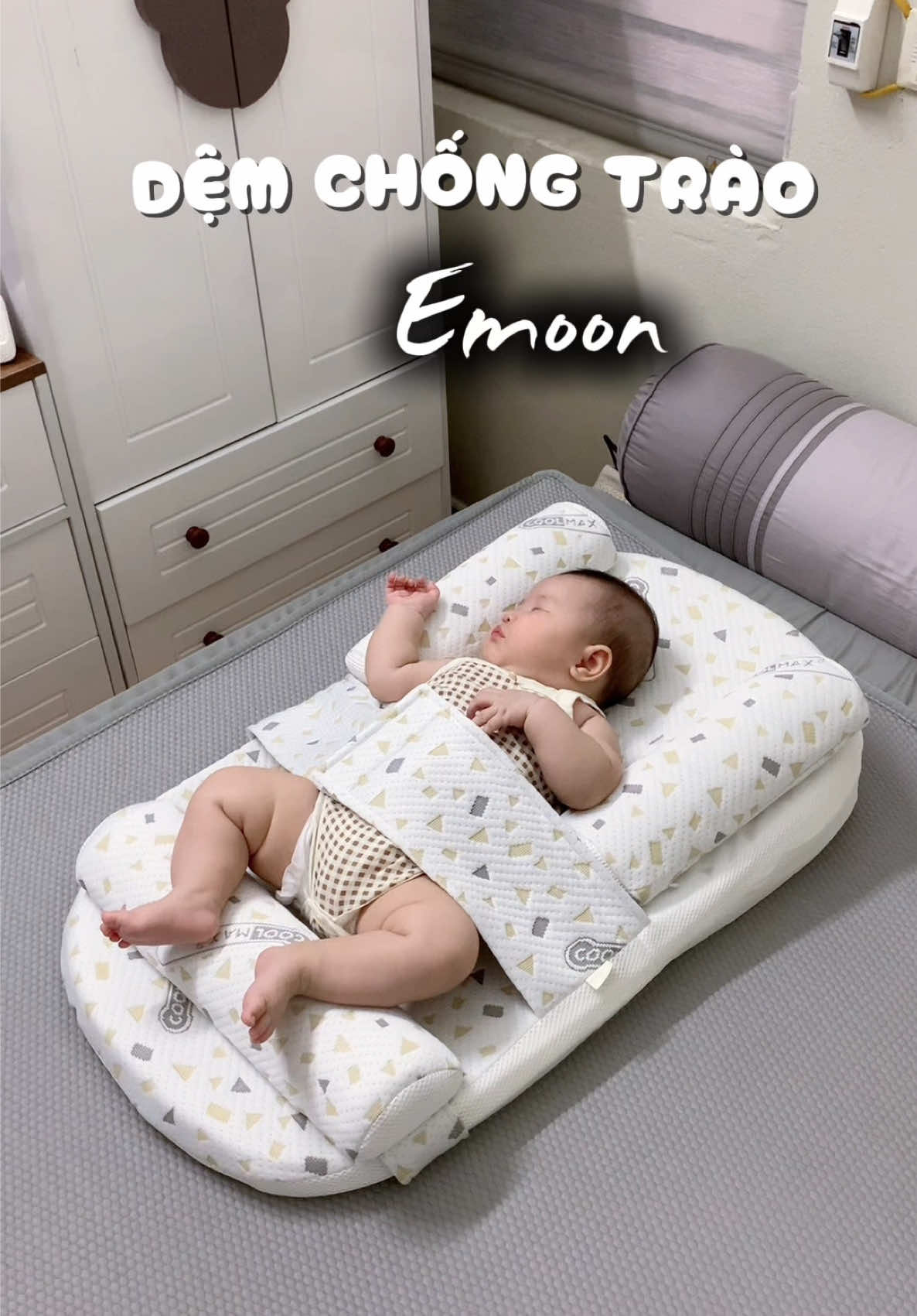 Em đệm đa năng này cực kỳ đáng mua luôn các mẹ. Em Mây nằm từ sơ sinh tới giờ. Cứ nằm lên đây cho em ti xong là em ngủ luôn mà k lo bị ảnh hưởng đến cột sống #mebimsua #demchongtraonguoc #demnguchobe #emoon 
