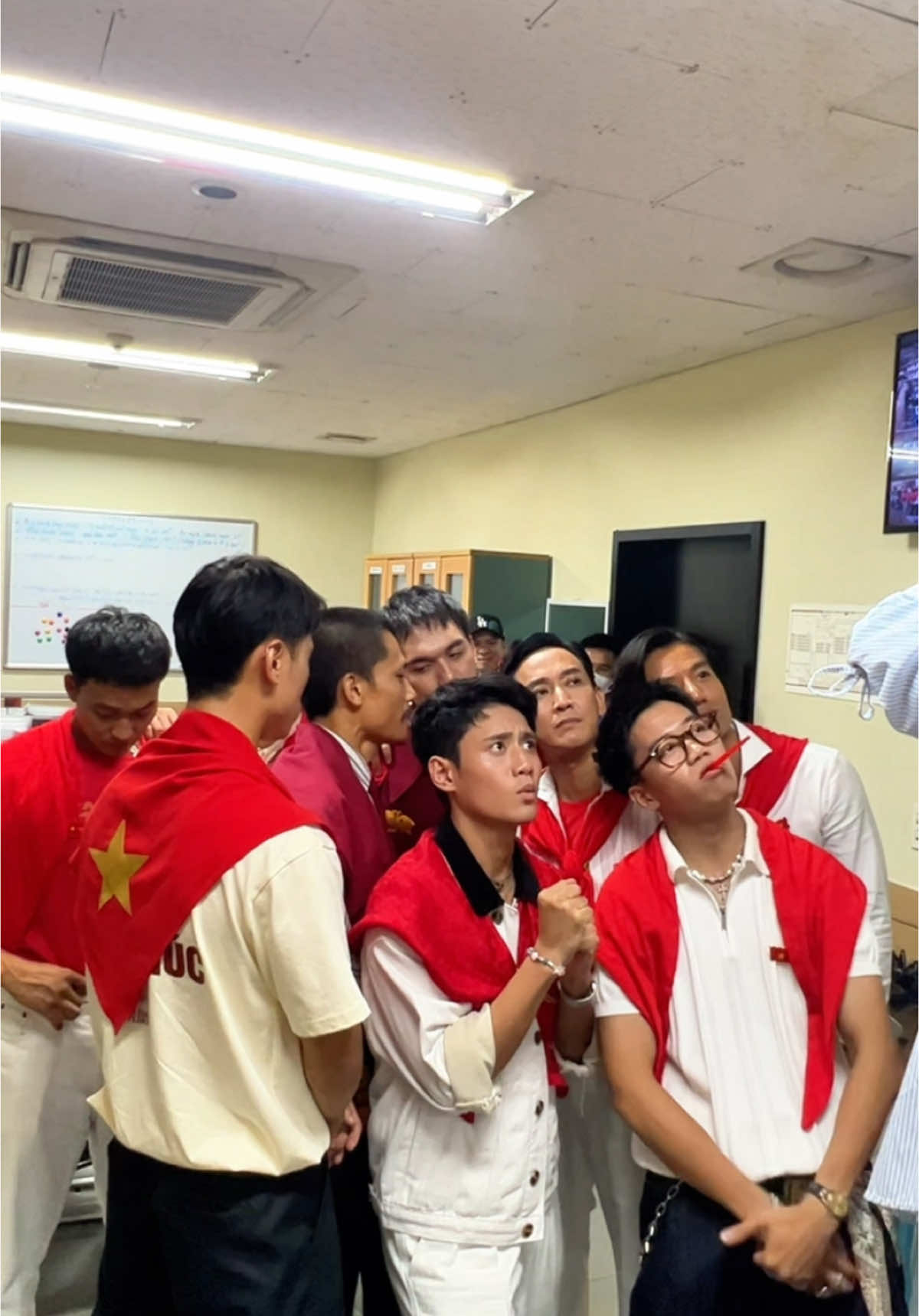 Hậu trường clip hổ báo của @Đình Khang có zị thui á, không hề ồn🥰 #phimmuado #cinetour #muado #dienanhquandoi #bigc #dinhkhang #phimmuado #mung2thang9 #galaxy #CapCut 