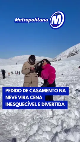 Um pedido de casamento surpreendente e divertido viralizou nas redes sociais. A cena, compartilhada no TikTok pela usuária @euzebioocamilly, mostra uma mulher sendo pedida em casamento em meio à neve. Surpreendida pelo namorado, que se ajoelhou com um anel em mãos, ela reagiu com euforia: pulou, girou, lançou neve para o alto e, entre risos, disse “sim”.  #tiktoknoticias #entretênews 