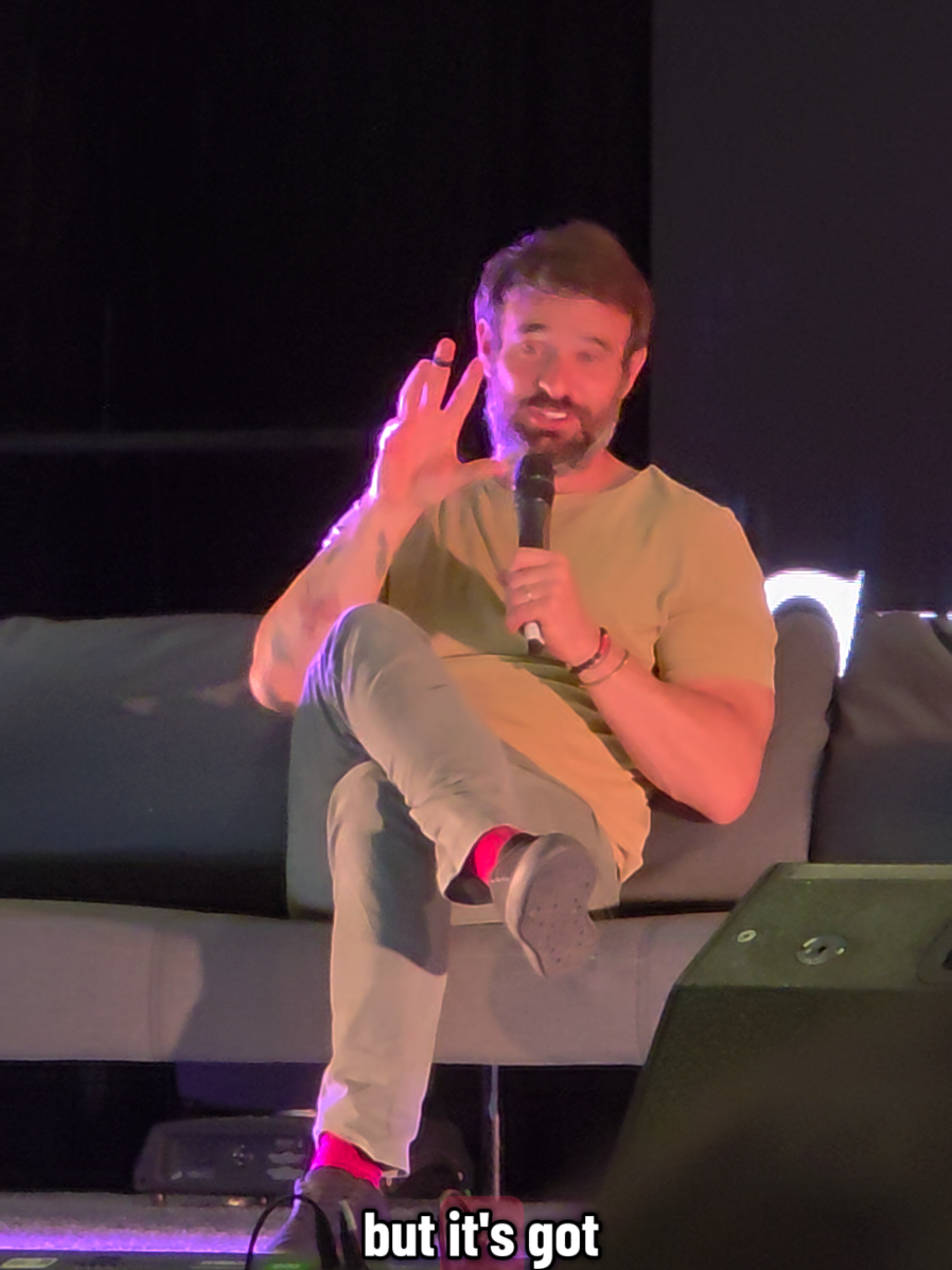 Charlie Cox answering the important questions at For The Love of Fantasy.  What's your favourite?  #charliecox  #daredevil  #comiccon  #BookTok  #fyp 