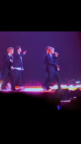 ✨️yo realmente kiero  una buena confianza igual a la que tienen💜💜  ❤️‍🩹✨️ jhope al tirarse al piso y confirmar en jimin aĺ dar el salto sobre el amoooo🥹🩷✨️✨️