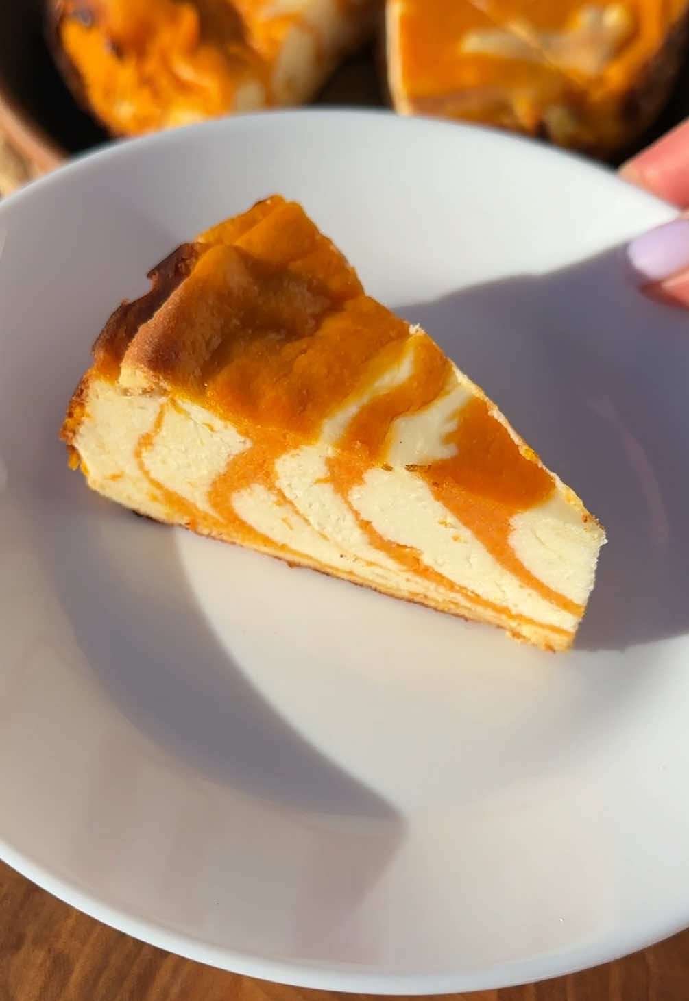 🥧 Сирно-гарбузова запіканка Інгредієнти Сирний шар: Сир кисломолочний «Леляківська сироварня» — 400 г Яйця — 2 шт. Цукор — 60–80 г Ванільний цукор — 10 г Йогурт натуральний «Леляківська сироварня» — 100 г Борошно — 3 ст. л. з гіркою Гарбузовий шар: Гарбуз — 500–700 г Яйця — 2 шт. Цукор — 30–60 г (залежно від солодкості гарбуза) Цедра одного апельсина Борошно — 4 ст. л. з гіркою Приготування: 1.	Гарбуз нарізаємо шматочками та відправляємо запікатися при 190°C на 30 хвилин. 2.	Тим часом готуємо сирний шар: до кисломолочного сиру додаємо яйця, цукор, ванільний цукор, йогурт і борошно. Спочатку перемішуємо ложкою, а потім збиваємо блендером до однорідності. Відставляємо масу в сторону. 3.	Коли гарбуз спікся, даємо йому трохи охолонути, очищаємо від шкірки (це зручніше робити після запікання) та нарізаємо на невеликі шматочки. 4.	Готуємо гарбузовий шар: до гарбуза додаємо яйця, цукор, цедру апельсина та борошно. Збиваємо все блендером до ніжного пюре. 5.	Форму для запікання застилаємо силиконізованим пергаментом. Викладаємо по черзі: 2 ложки сирної начинки, 2 ложки гарбузової начинки. Так, чергуючи по дві ложки, заповнюємо всю форму. Потім кілька разів злегка стукаємо формою об стіл, щоб видалити повітря. 6.	Випікаємо при 190°C 40–45 хвилин до золотистої скоринки. Запіканка виходить соковита та з легкою цитрусовою ноткою. Сезонний десерт, який закохує з першого шматочка! 💛 #рецептиукраїнською #українськийтікток #гарбуз #гарбузовазапіканка #запіканка 