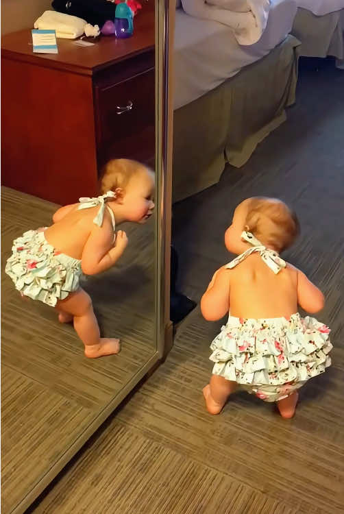 Baby sees himself in the mirror for the first time 😂😂 #tiktok #funny #funnyvideos #fyp #foryou #baby #mirror #cute #haha #usa 