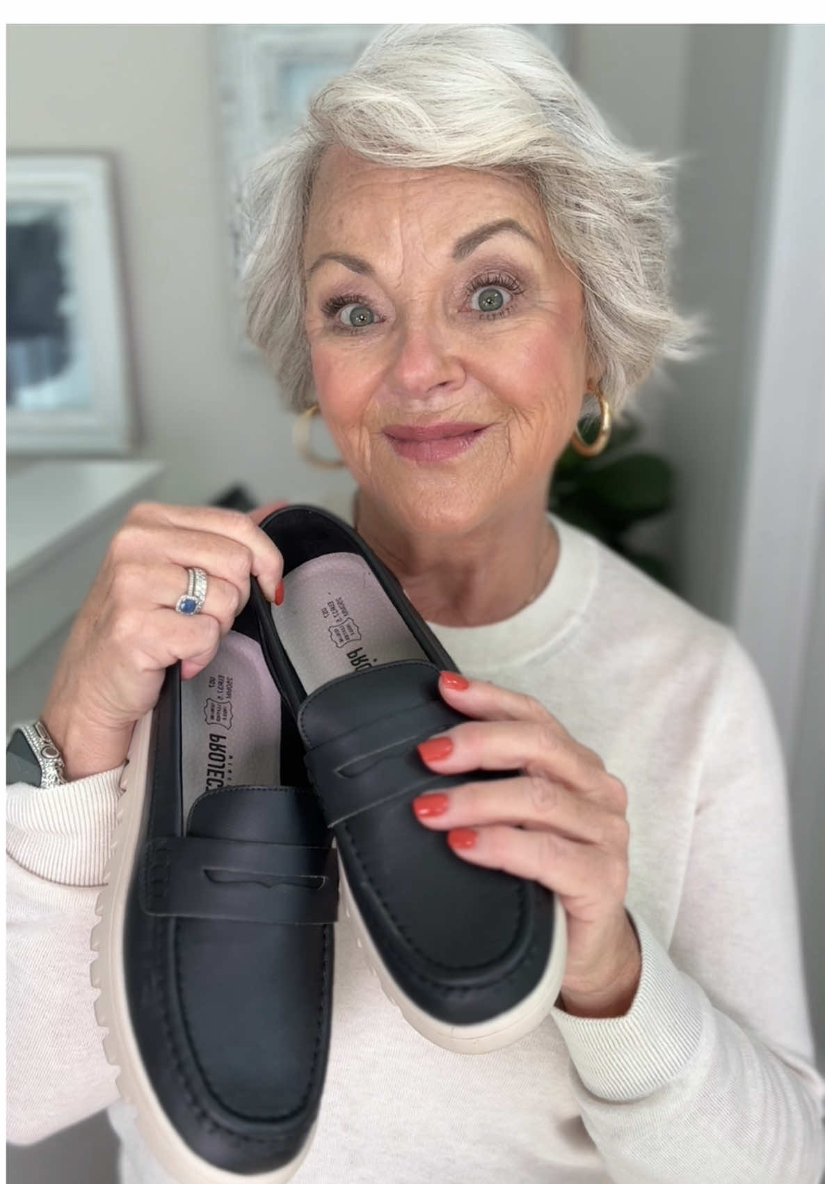 These loafers are next-level comfort! Truly feel like walking on a cloud. The leather is buttery soft, no blisters, and no breaking in needed. A solid 10/10 in my book! #womenshoes #comfortableshoes #fashionover50 #loafers 