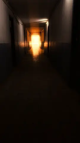 شمسٌ لا أعرفُ طريقَها . . . كانَ الممرُ طويلا ، مضلما في أطرافهِ ، يجرني نحوَ نهايةٍ يغمرها الضوءُ ، كأنَ الشمسَ تنتظرني هناكَ لتعاتبَني على كلِ تأخيرٍ ، وكلِ ترددٍ ، وكلِ لحظةٍ اخترتُ فيها أنْ ألتفتَ إلى الخلف ، بدلَ أنْ أمضي ، وأنا أمضي ، كنتُ أشعرُ بثقلٍ غريبٍ في صدري ، خليطٍ منَ الخوفِ والرجاء ، منَ التيهِ والرغبةِ في أنْ أجدَ نفسي ، أنْ أعرفَ منْ أكونُ ، وأينَ يجبُ أنْ أكونَ ، أفكرُ كثيرا ، أكثرُ مما يجبُ ، حتى أصبحَ رأسي كمدينةٍ مزدحمةٍ لا تعرفُ الهدوءَ ، كلُ فكرةٍ تصطدمُ بأخرى ، وكلُ طريقٍ يقودُ إلى غيرهِ ، كأنَني أعيشُ وسطَ دوامةٍ منَ الخياراتِ التي لا تنتهي ، وكلما حاولتُ أنْ أختارَ طريقا ، سألني عقلي : وهل هذا هو الطريقُ الصحيحُ؟ وهل ستجدُ نفسكَ هناكَ؟ أحيانا أشعرُ أني أملكُ القدرةَ على النجاحِ في أي مكانٍ ، وأي مجالٍ ، كأنَ داخلي يزهرُ حينَ يوضعُ في أي تربةٍ ، لكنَ الخوفَ منَ الخطأِ ، منَ الندمِ ، منَ أنْ أختارَ ما لا يشبهني ، يوقفني ، يجعلني أترددُ طويلا أمامَ كلِ بابٍ ، أتأملُ المقبضَ ، وأتخيلُ ما وراءَهُ ، قبلَ أنْ ألمسَهُ ، وكأنَ حياتي كلها واقفةٌ بينَ فكرةٍ وقرارٍ ، بينَ خطوةٍ ونظرَةٍ إلى الوراءِ ، كلُ شيءٍ يبدو غائما ، كأنَ الشمسَ في نهايةِ الممرِ تقولُ لي : تعالَ ، ولكنْ لا تحددْ متى ولا كيفَ ، وأنا أريدُ أنْ أصدقَ أنَ الضوءَ ينتظرُني ، حتى لو تأخرتُ في الوصولِ إليهِ ، حتى لو كنتُ أزحفُ إليهِ بأفكارٍ متعبةٍ وعيونٍ ساهرةٍ لا تعرفُ النومَ , ربما هذهِ الحيرةُ التي تمزقُني الآنَ هي ما تصنعُ مني ، ما تصقلُ ملامحي الحقيقيةَ ، وربما الطريقُ الطويلُ هذا لمْ يُخلقْ لأصلَ بسرعةٍ ، بلْ لأتغيرَ وأنا أمشي ، لأفهمَ أنَ الضوءَ لا ينتظرُ أحدا ، بلْ يضيءُ فقطْ لمنْ قررَ أنْ يسيرَ نحوهُ رغمَ الخوفِ ، رغمَ الضياعِ ، رغمَ كلِ الأصواتِ التي تصرخُ في رأسهِ ، وأنا ، رغمَ كلِ هذا الصراعِ ، ما زلتُ أمشي ، ما زلتُ أصدقُ أنَ في نهايةِ هذا الممرِ ، هناكَ شمسٌ لي ، ضوءٌ لي ، حياةٌ تشبهُني . مُعَمَّر