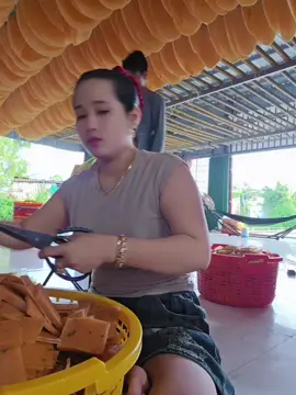 mỗi ngày đều có 1 lô bánh phục vụ cho a chị e của mình ạ #xuhuongtiktok #banhphongcuagach #xu #bánh @xưởng Bánh phồng tôm Năm Căn 