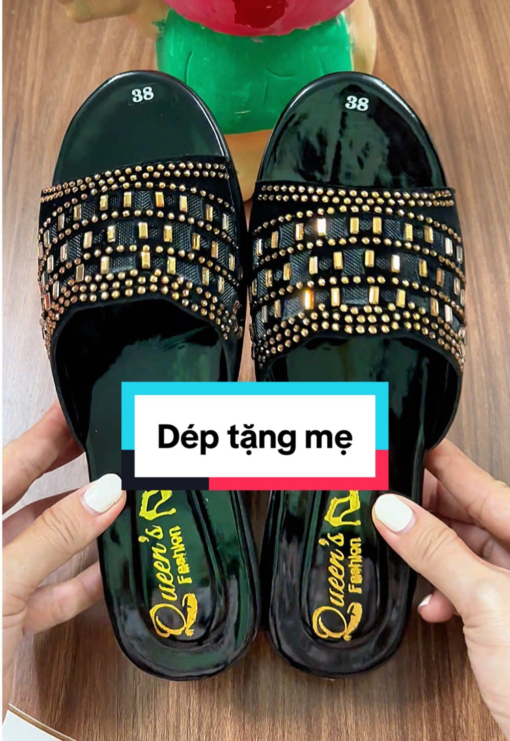 Dép tặng bà tặng mẹ nhẹ bền đẹp #depchoba #depchome #deptrungnien #tiepthilienket #xuhuong 