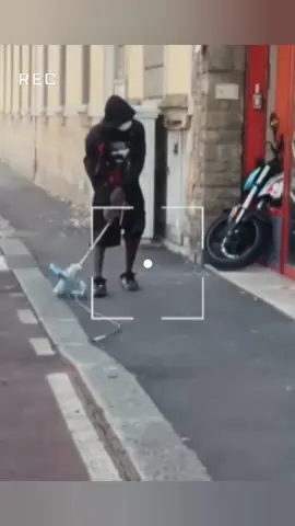 follia a Firenze dove un uomo ha distrutto a colpi di mazza la vetrina di una concessionaria di moto in via circondaria accade in pieno giorno davanti a tutti con persone che osservano la scena e che riprendono tutto con il telefonino tra incredulità rabbia e paura. #firenze #carabinieri #polizia #accaddeoggi #italia 
