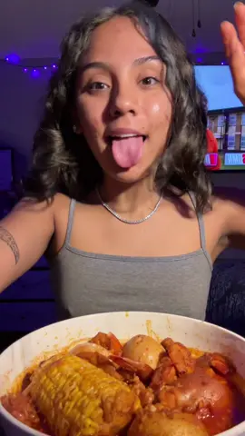Come and eat w/me! 💗 I made a shrimp boil for friends giving and came home with leftovers so yk I hand to serve up a bowl! 👩🏽‍🍳 *   *   *   *   #fypシ #xyzbca #comeeatwitme #homemadeshrimpboil #chefupinthishoe 