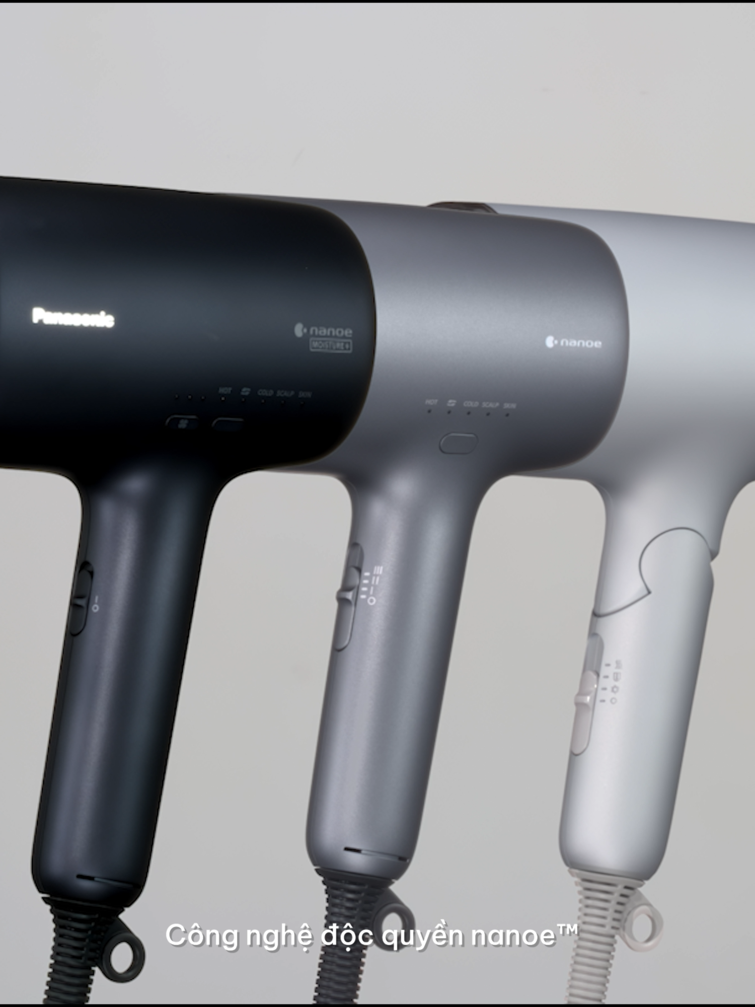 MÁY SẤY TÓC PANASONIC – YÊU TÓC THEO CÁCH DỊU DÀNG NHẤT Công nghệ nanoe™ MOISTURE+ vừa sấy vừa cấp ẩm sâu từ gốc đến ngọn. Khoáng chất Mineral giúp bảo vệ tóc trước các tác nhân gây hư tổn. Cảm biến nhiệt thông minh giữ nhiệt độ ổn định, tóc khô nhanh mà không bị tổn hại. Bộ 3 đầu sấy linh hoạt cho bạn tạo kiểu theo nhu cầu mỗi ngày. Mỗi lần sấy là một khoảnh khắc chăm sóc chính mình – nhẹ nhàng, thư thái và đầy năng lượng tích cực cùng EH-NA0J. #Panasonic #ThươngHiệuChuẩnNhật #GiáTrịNhậtBản #ChấtLượngNhậtBản #JapanQuality