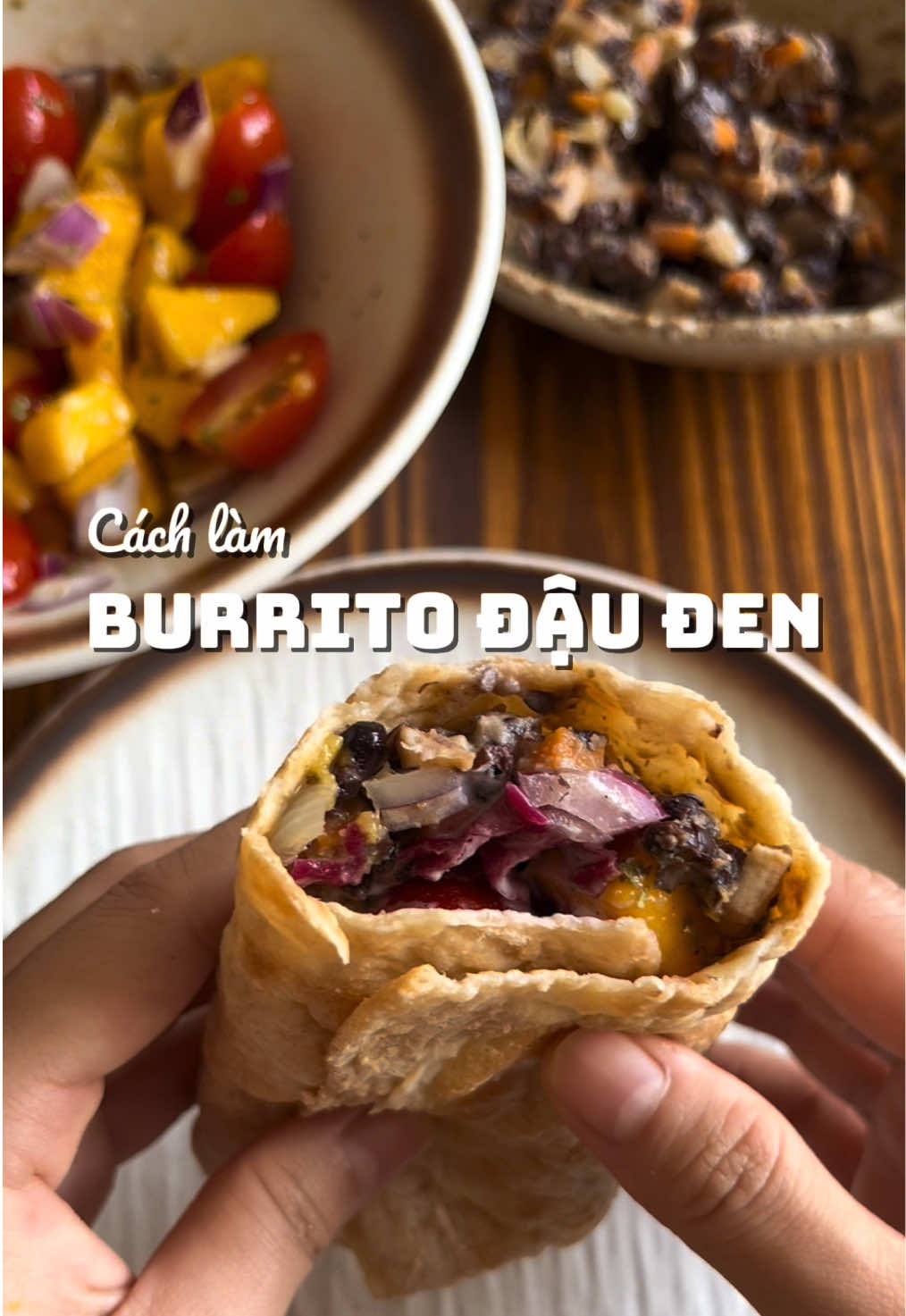 Nếu bạn ăn chay nhưng lo thiếu đạm thì có thể tham khảo công thức burrito đậu đen này nhen.  Tổng 3 cuốn burrito này có đến 33g đạm và 30g chất xơ, ngoài ra còn có tinh bột tốt, chất béo lành mạnh, vitamin và khoáng chất nữa.  Định lượng cho 3 cuốn: * Vỏ bánh: - 100g đậu xanh (đã ngâm) - 50g yến mạch - 350ml nước * Nhân bánh:  - 100g đậu đen (đã chín) - 50g nấm đùi gà - 50g cà rốt - 50g hành tây - Nước tương, bột nêm, dầu olive.  * Salsa xoài: - 100g cà chua - 30g hành tây - 150g xoài - Muối, bột tiêu, húng tây khô.  Ăn kèm: Sauerkraut và phô mai hạt điều (đã có công thức ở video trước, bạn có thể xem lại nhen) #burritos #tortilla #thuanchay #dinhduong#dinhdngtiktok 