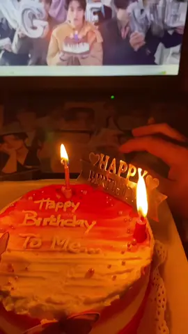 Waktunya untuk merayakan, selamat ulang tahun untuk aku. Bertambah usia, bertambah mimpi. Ditemani kalian yang menginspirasiku untuk terus berjuang, aku percaya aku bisa jadi versi diriku yang lebih baik. Happy birtday to me #enhypen #engene #Wink 