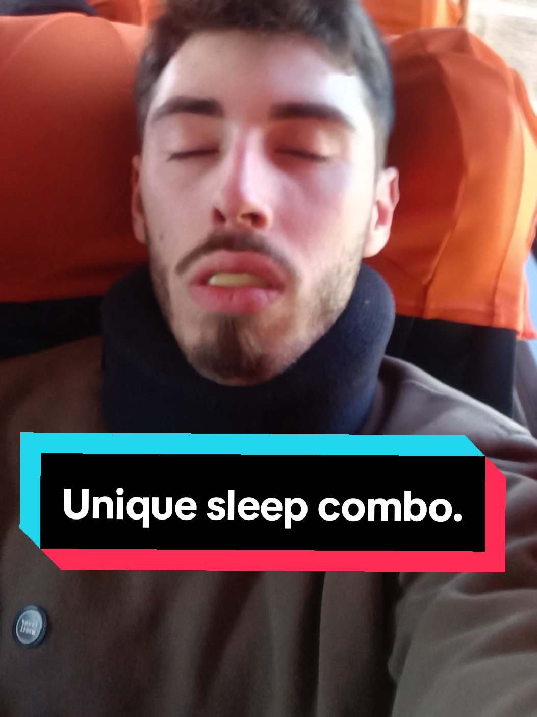 MORE BENEFITS: RevivTwo: -Relaxes the TMJ.  -Prevents mouthbreathing. -Improves long-term biomechanics. 👉🏻 The soft cervical collar prevents the jaw from falling back, keeping the airway open. Plus helping to keep R2 on during sleep :) Sleep quality improves quickly, as reported by family and friends wearing R2. More info in the link in bio! :) #airways #sleeptips #reviv #sleepapnea #mouthbreathing 