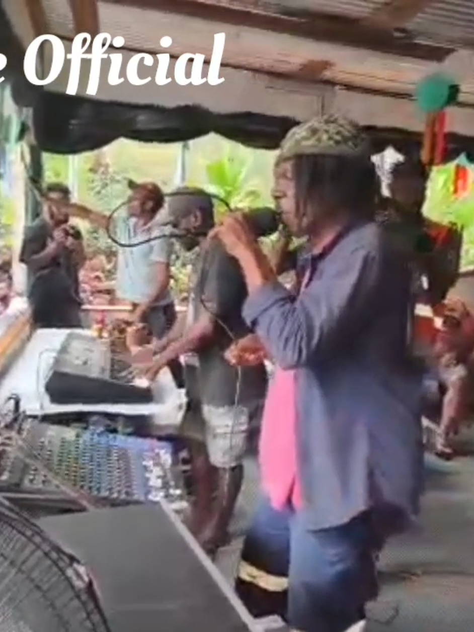 🎤🔥 Skul Pepa LIVE in Mt Hagen! 🇵🇬 Performed yesterday at the Mt Hagen By-Election — the energy was unreal 🙌 👉 Link in my bio for the FULL video on my YouTube channel Support PNG music ❤️🎶 #GedixAtege #SkulPepa #MtHagen #PNGMusic #LivePerformance